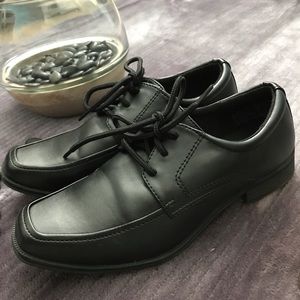 Black Dressed shoes Boys size 2 1/2